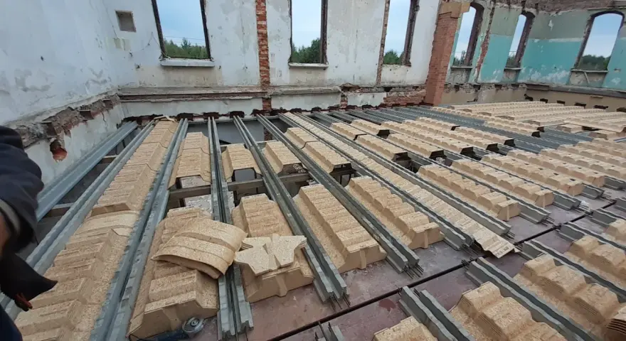 Trwa wymiana stropu w starym domu. Betonowe belki i płyty OSB tworzą nową konstrukcję.