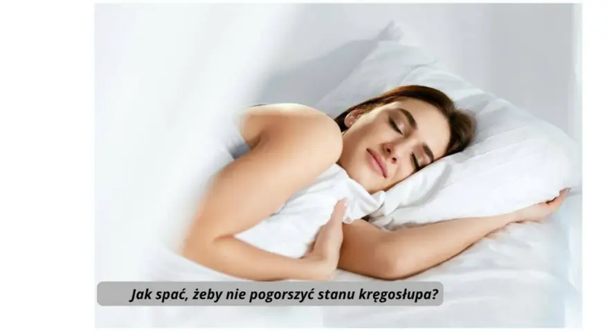 Kobieta śpi na boku, przytulając poduszkę. Dowiedz się, jak spać, by nie pogorszyć stanu kręgosłupa.