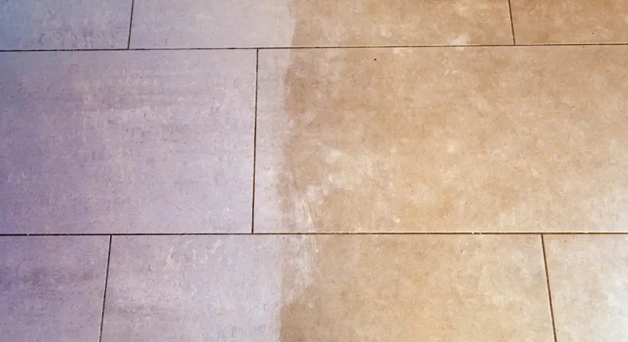 Carrelage clair, d'un côté propre et de l'autre légèrement taché, démontrant la facilité d'entretien de ce carrelage pas salissant.