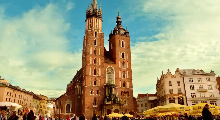 Rynek Główny w Krakowie z Bazyliką Mariacką. Idealne miejsce na inspiracje dla przyszłych studentów studiów graficznych Kraków.