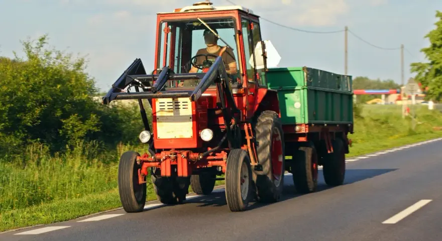 Badanie techniczne ciągnika: Ile kosztuje i jak uniknąć mandatu?