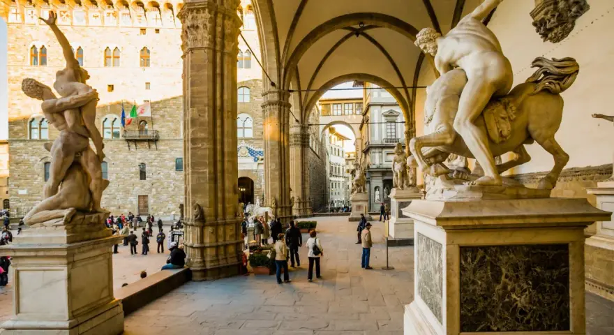 Statue di Firenze: il Perseo di Cellini e il Ratto delle Sabine, tra le cose particolari da vedere.