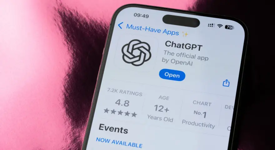Ekran telefonu z aplikacją ChatGPT, która jest oficjalną aplikacją OpenAI.