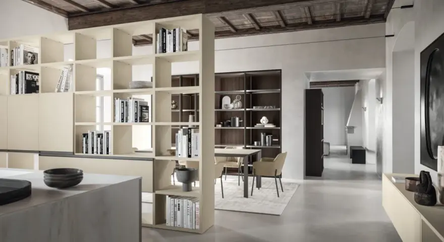 Ingresso con tavolo da pranzo, libreria moderna e arredi eleganti.