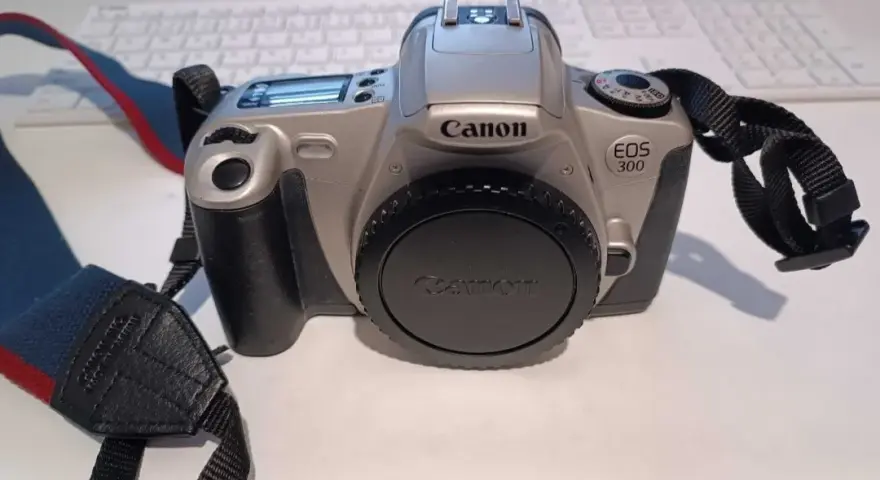 Lustrzanka Canon EOS 300 - poznaj jej wyjątkowe cechy i możliwości