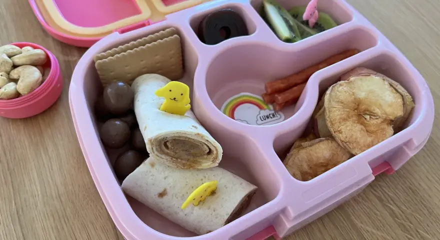Kolorowe śniadanie dla roczniaka: wrap z żółtym pieskiem, ciasteczka, owoce, orzeszki. Idealne co na śniadanie dla roczniaka!