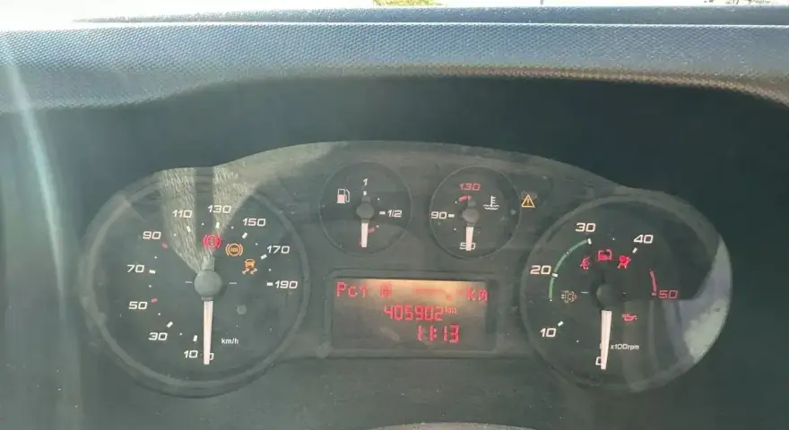 Deska rozdzielcza Iveco z licznikiem kilometrów 405902 km. Wskaźniki pokazują niską prędkość i temperaturę.