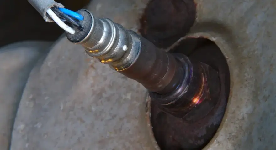 Sonda lambda w samochodzie, kluczowy element układu wydechowego. Zazwyczaj są dwie, ale to zależy od silnika.