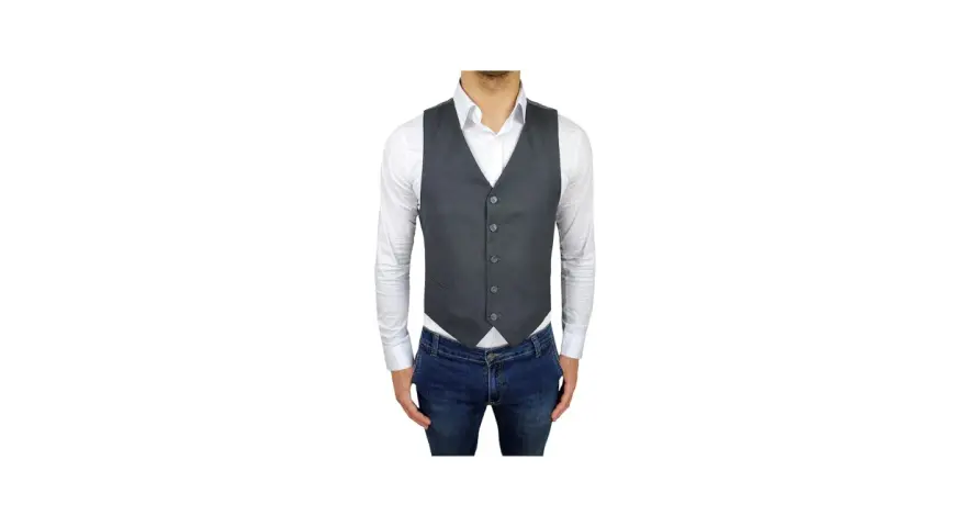 Uomo con camicia bianca, jeans e il panciotto francese grigio, un look elegante ma casual.