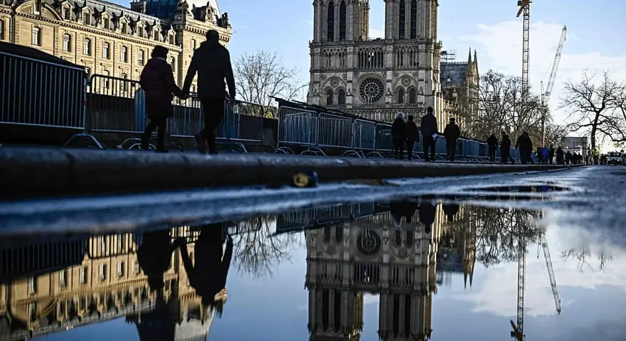 Reflejo de Notre Dame en un charco. A pesar de las vallas, la entrada a Notre Dame es gratis para admirar su majestuosidad.