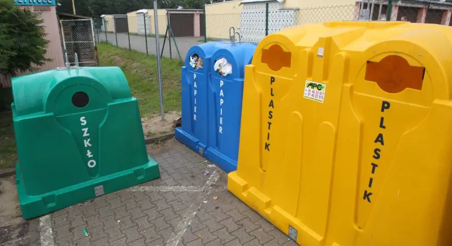Trzy pojemniki do segregacji: zielony na szkło, niebieski na papier, żółty na plastik. Tu dowiesz się, gdzie wyrzucić opakowanie po chipsach.
