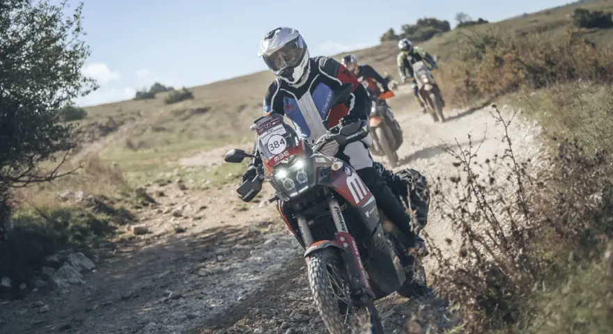 Motociclisti in azione su sterrato, un'emozionante festa bikers sotto il sole.