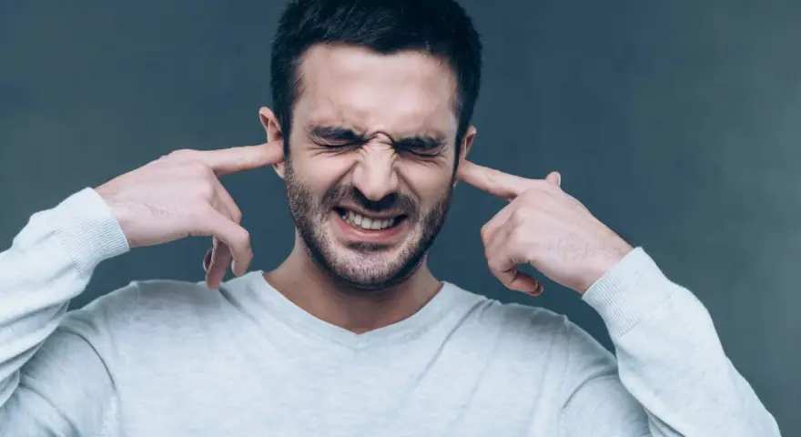Pulsowanie w uchu bez bólu: przyczyny, diagnoza, leczenie. Co oznacza?