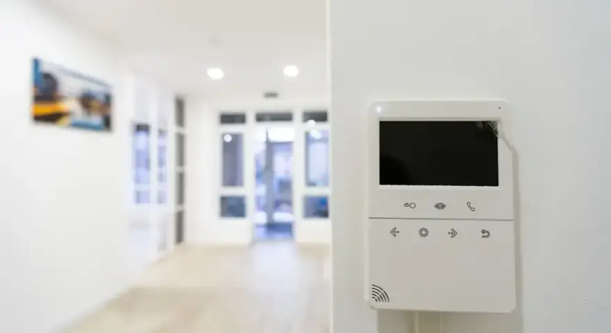 Alarm w domu: Czy warto? Bezpieczeństwo, koszty, typy i oszczędności.