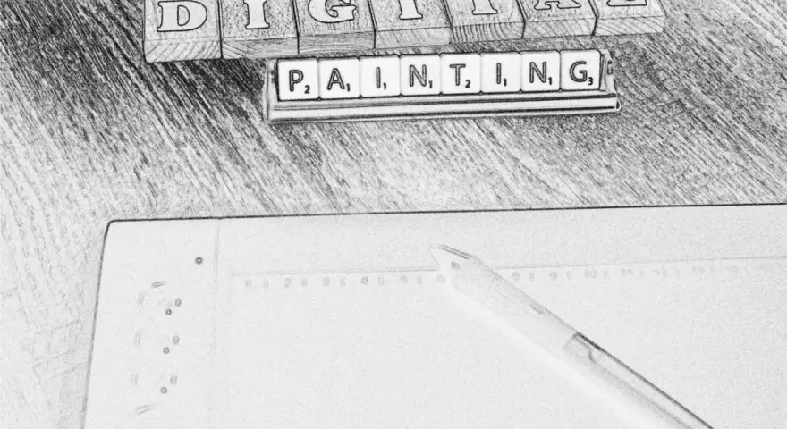 Drewniane klocki z literami układają się w napis "DIGITAL PAINTING". Obok leży pióro i notatnik, sugerując rozpoczęcie kursu.