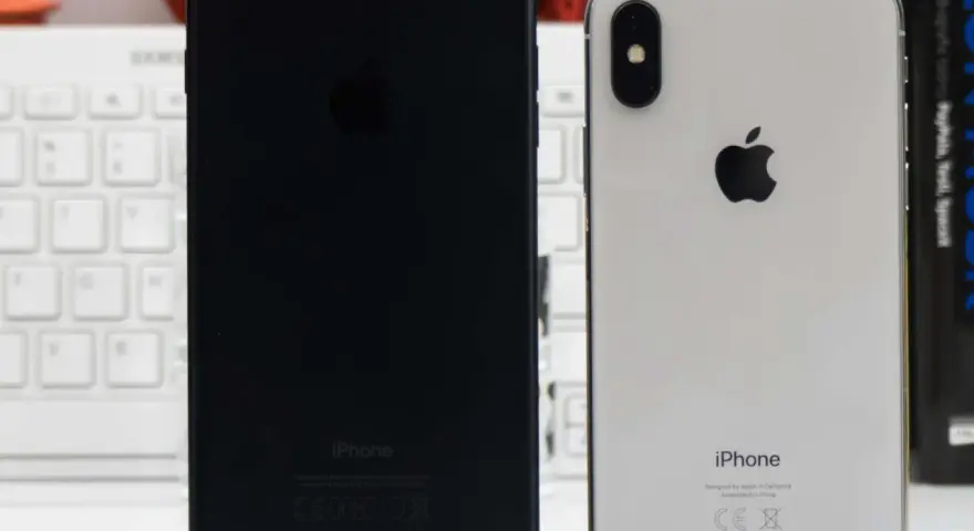 Dwa telefony iPhone: czarny i srebrny iPhone X.