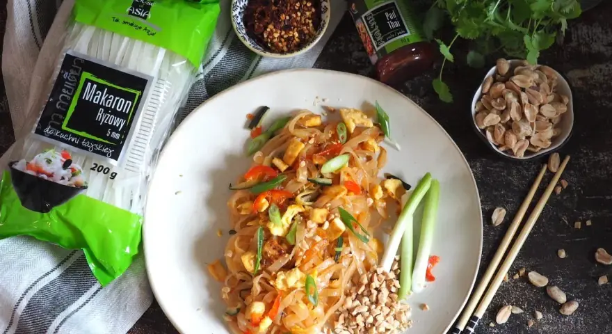 Pyszny pad thai z jajkiem, makaronem ryżowym i orzeszkami ziemnymi, gotowy do spożycia.