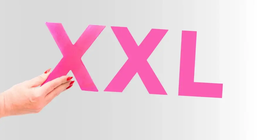 Dłoń z czerwonymi paznokciami trzyma literę "X", obok widnieją kolejne litery "XXL". Czy to rozmiar 50 jaki to rozmiar damski?