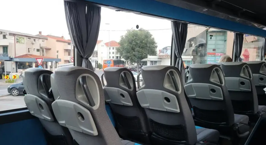 Toaleta w autokarze: jak działa i czego nie wolno robić?