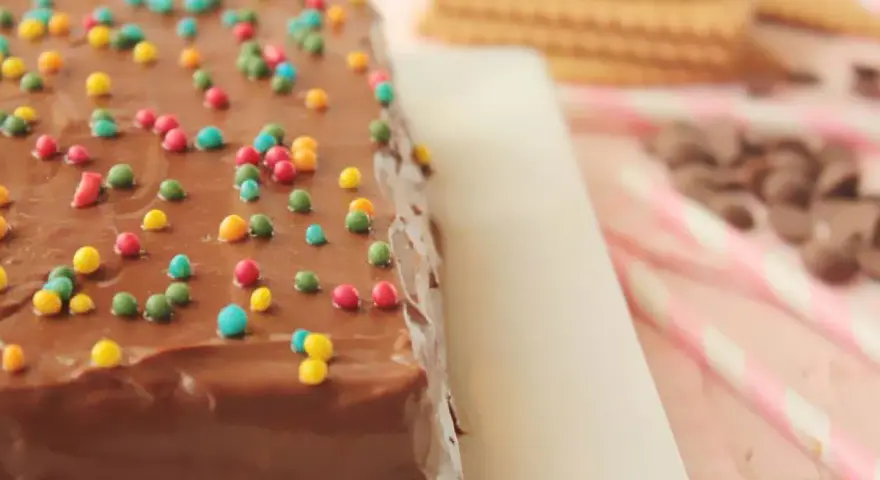 Deliciosa tarta de galletas y chocolate cubierta con chispas de colores.