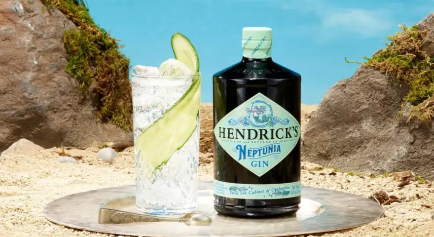 Orzeźwiający drink z ginem Hendrick's Neptunia, idealny na lato. Wybór między Hendrick's czy Bombay Sapphire do drinków.