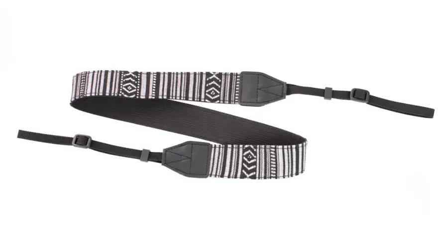 Strap co to? Stylowy, tkany pasek do aparatu z czarno-białym wzorem etnicznym i regulacją długości.