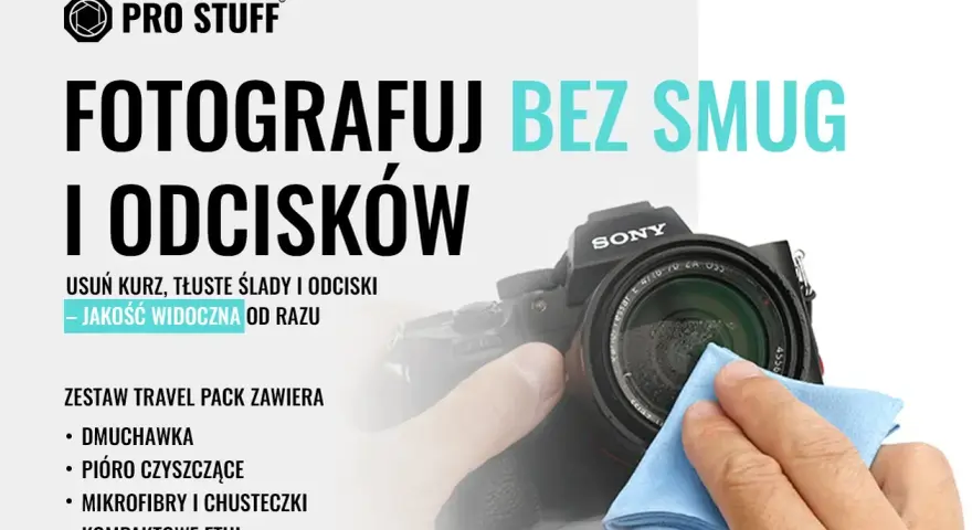 Dłoń czyści obiektyw aparatu Sony niebieską mikrofibrą. Hasło "Fotografuj bez smug i odcisków" podkreśla znaczenie czyszczenia obiektywu.