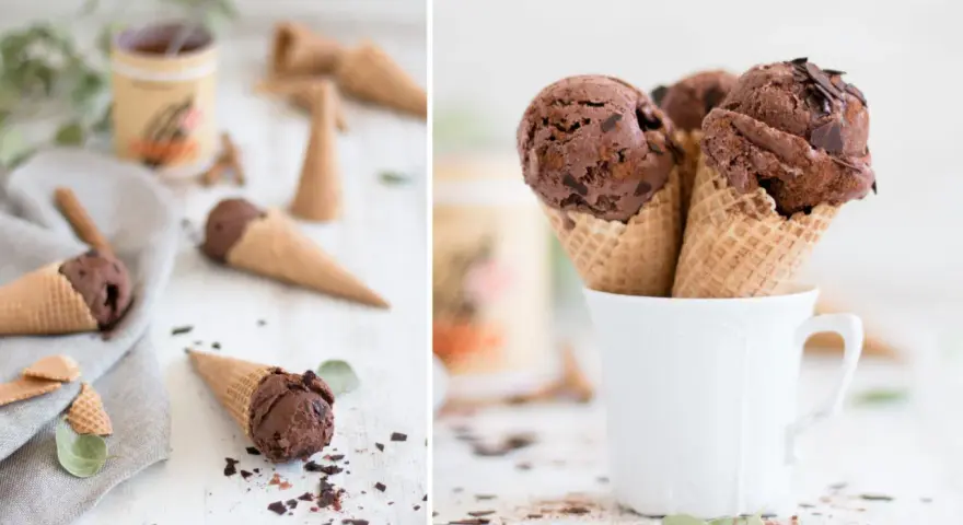 Schokokuss Eis in Waffelhörnchen, garniert mit Schokostückchen. Ein Genuss für alle Sinne!