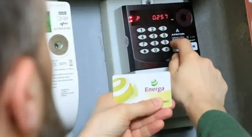 Jak sprawdzić stan licznika przedpłatowego? Włóż kartę Energa i wpisz kod.