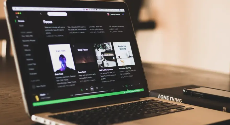 Laptop zeigt Spotify-Playlist "Focus". Hier gibt es einen pre save link für entspannende Musik.