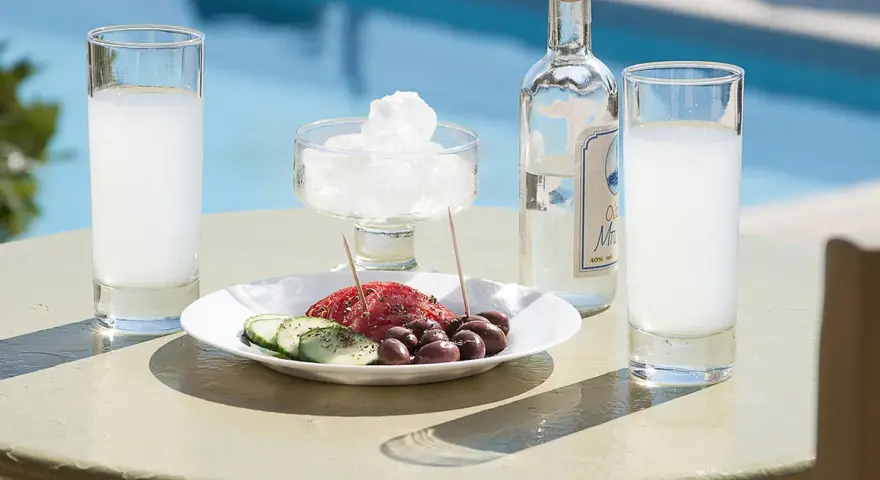 Ouzo z lodem i przekąskami, idealne na greckie popołudnie. Prosty drink z ouzo przepis.