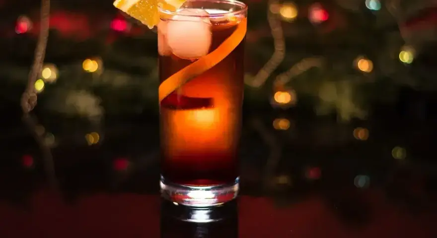 Elegancki drink z pomarańczą i lodem. Idealny na zimowe wieczory, gdy zastanawiasz się, red label z czym pić.