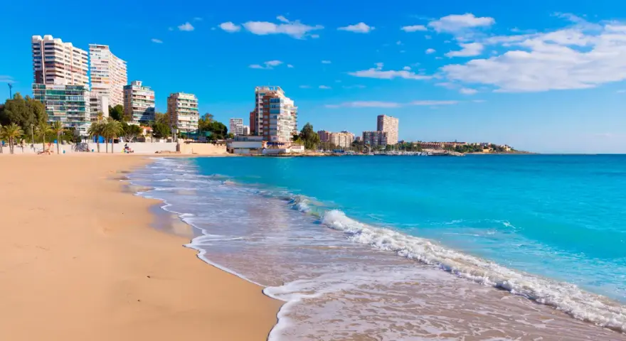Piękna plaża de San Juan z turkusową wodą i białymi budynkami w tle. Idealne miejsce na wakacje.