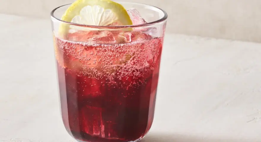 Orzeźwiający Tinto de Verano z cytryną i lodem, idealny na upalne dni.