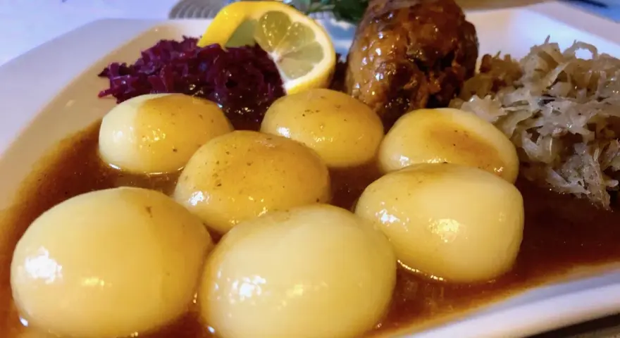 Bytom: Gdzie zjeść? Od śląskiej rolady po sushi odkryj smaki!