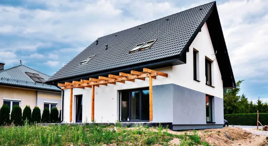 Nowoczesne, gotowe domy pod klucz do 150 tys. z drewnianą pergolą i dużymi oknami. Idealne dla rodziny.