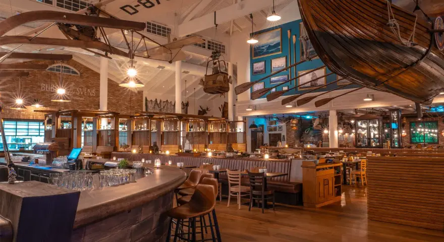 Das Restaurant Bubba Svens ist im maritimen Stil eingerichtet, mit einem Boot über den Tischen und Paddeln an der Wand.