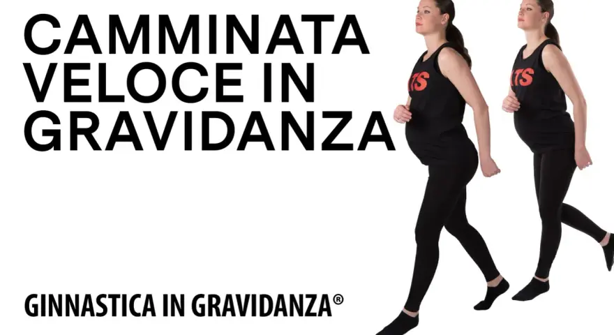 Due donne incinte fanno una camminata veloce in gravidanza, indossando abbigliamento sportivo nero.