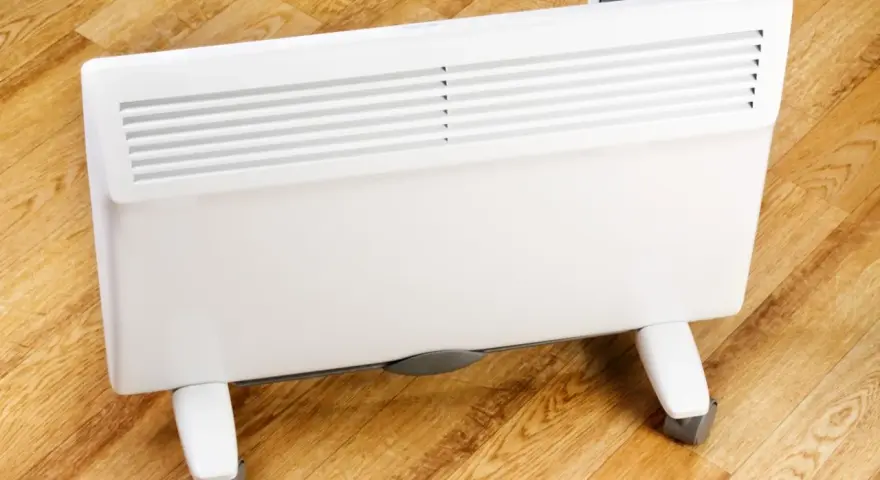 Biały grzejnik elektryczny na kółkach, idealny jako jaki grzejnik elektryczny do pokoju 25m2. Cyfrowy panel sterowania.