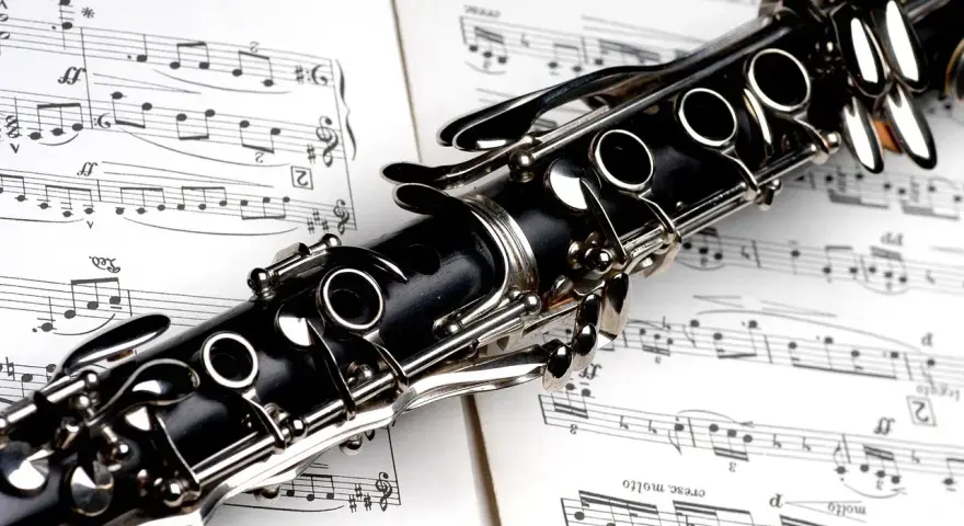 Klarinet na tle nut, gotowy do zagrania złożonych jazzowych progresji akordów.