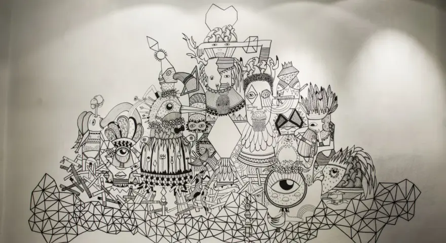 En detaljerad doodle svenska med många fantasifulla figurer och mönster.