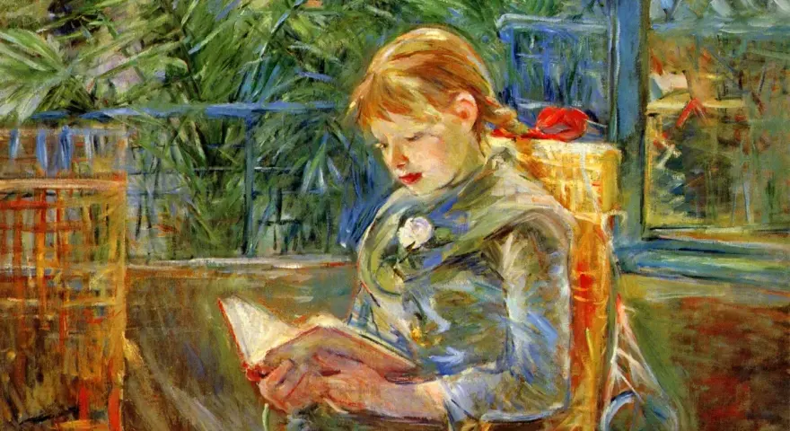 Jeune fille lisant, peinte dans le style des peintres impressionnistes célèbres. Lumière douce filtrant à travers les feuillages.