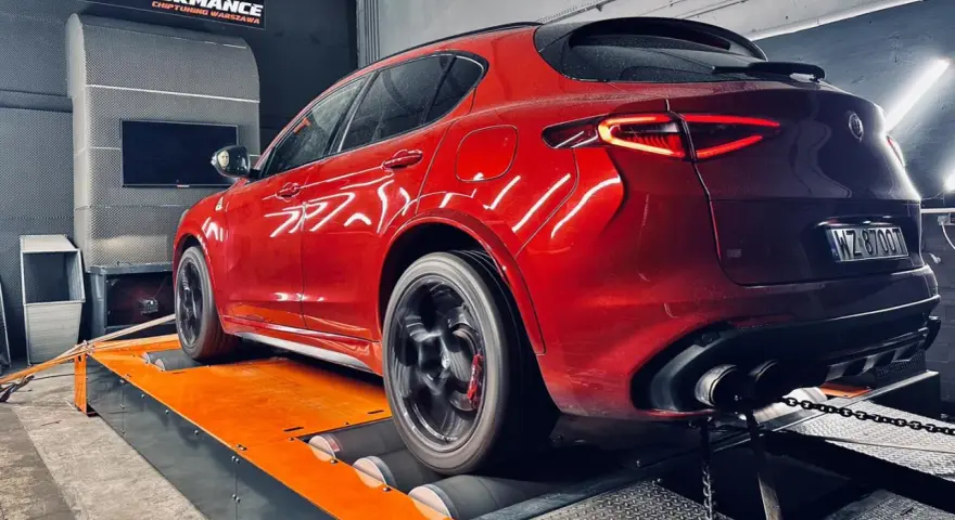 Czerwone Alfa Romeo na hamowni. To etap **stage 2 co to** znaczy? To podniesienie mocy silnika po modyfikacjach.