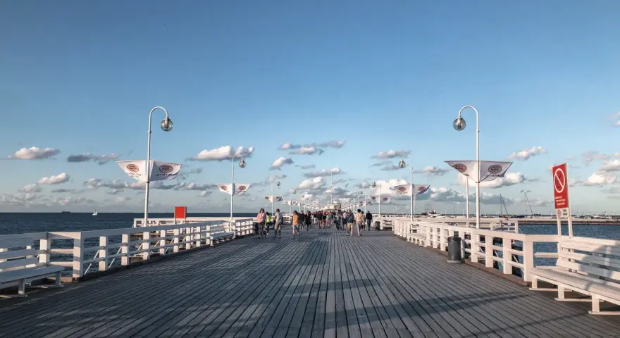 Spacer po molo w Sopocie, idealne miejsce na spacer po przyjeździe z Gdańska.
