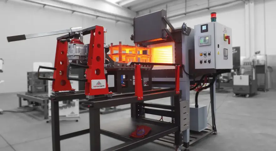 Macchina industriale per come temprare il ferro, con forno incandescente e pannello di controllo.