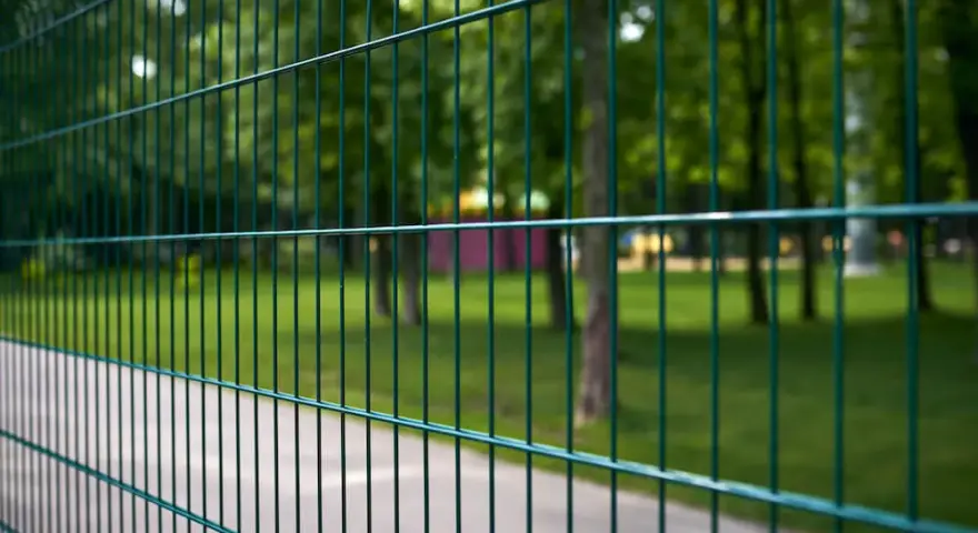 Ile kosztuje montaż ogrodzenia panelowego? Sprawdź ceny i czynniki wpływające na koszt