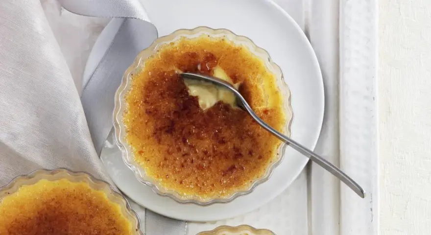 Idealny Crème Brûlée przepis: chrupiąca karmelizowana skórka i aksamitny krem. Idealny deser na każdą okazję.