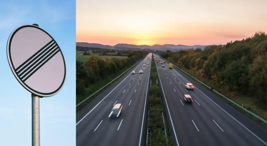 Slut på hastighetsbegränsning på en tysk Autobahn vid solnedgången. Bilar susar fram på motorvägen.