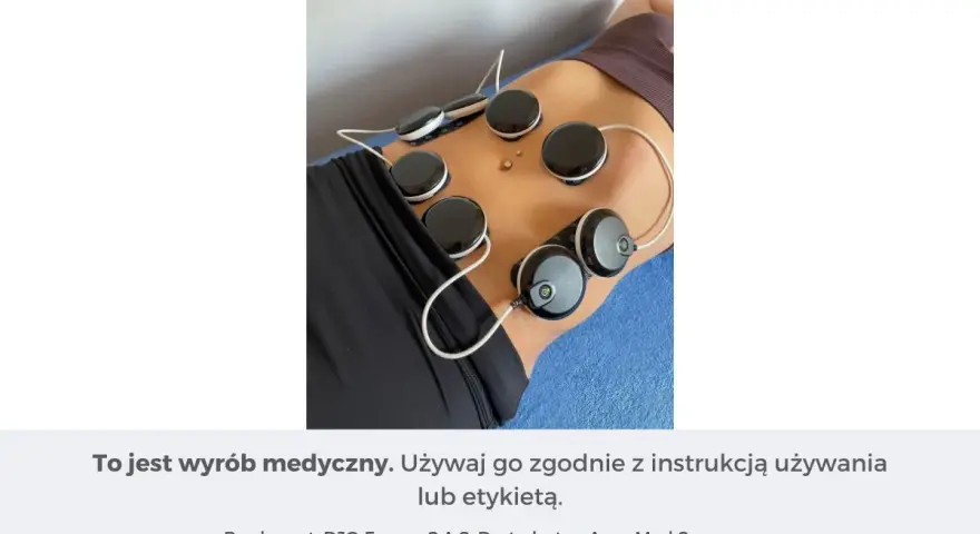 Elektrostymulacja mięśni brzucha efekty: widoczne elektrody na brzuchu osoby leżącej, podłączone do urządzenia.