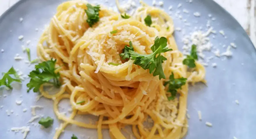 Spaghetti al limone: kremowy makaron z cytryną - przepis krok po kroku